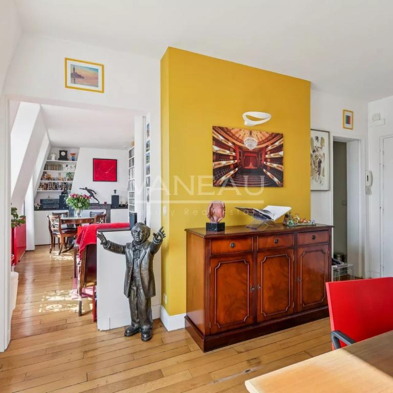 Paris IIème - Dernier étage avec ascenseur - vue dégagée