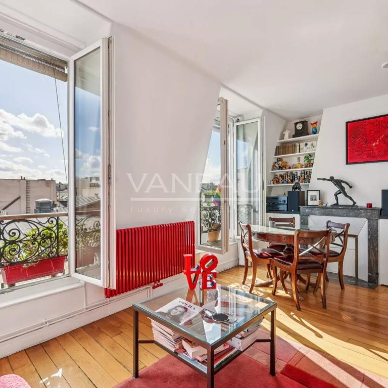 Paris IIème - Dernier étage avec ascenseur - vue dégagée