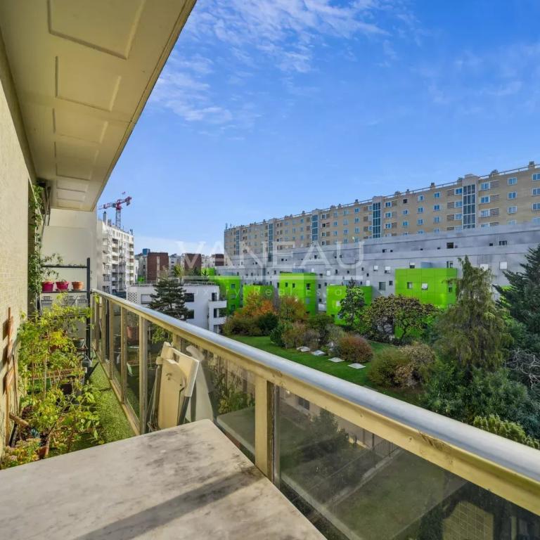 PARIS XVe - Lourmel / Convention - Appartement avec balcon et vu