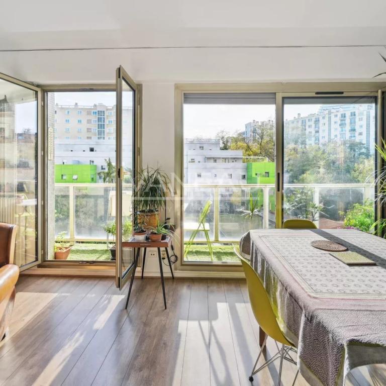 PARIS XVe - Lourmel / Convention - Appartement avec balcon et vu