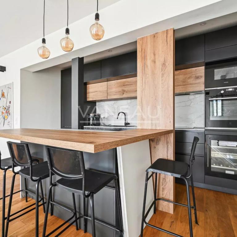 Appartement meublé refait à neuf  15E – Bail société uniquement