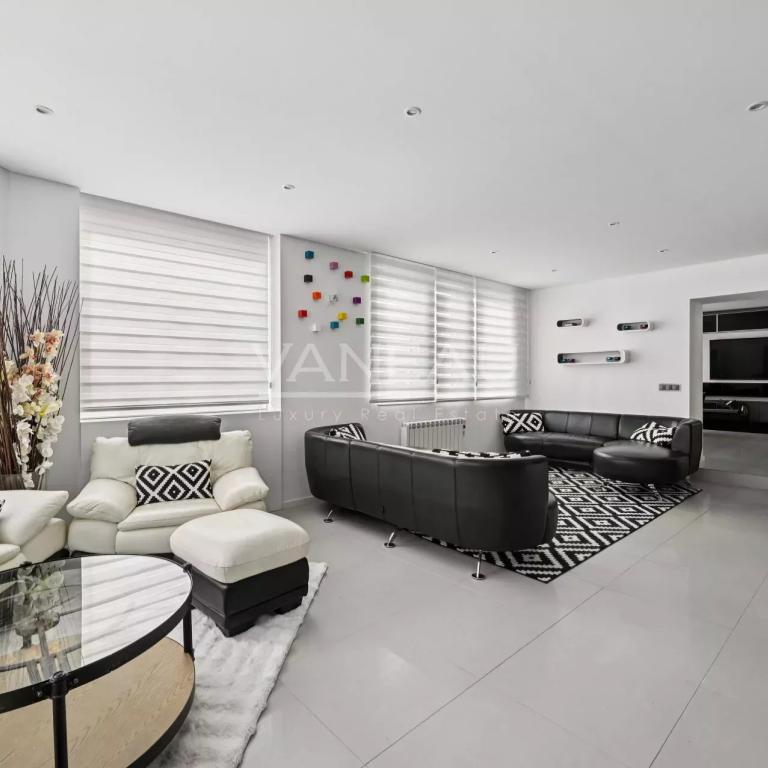 XVe -  Rond-Point Saint-Charles. Comme une maison.