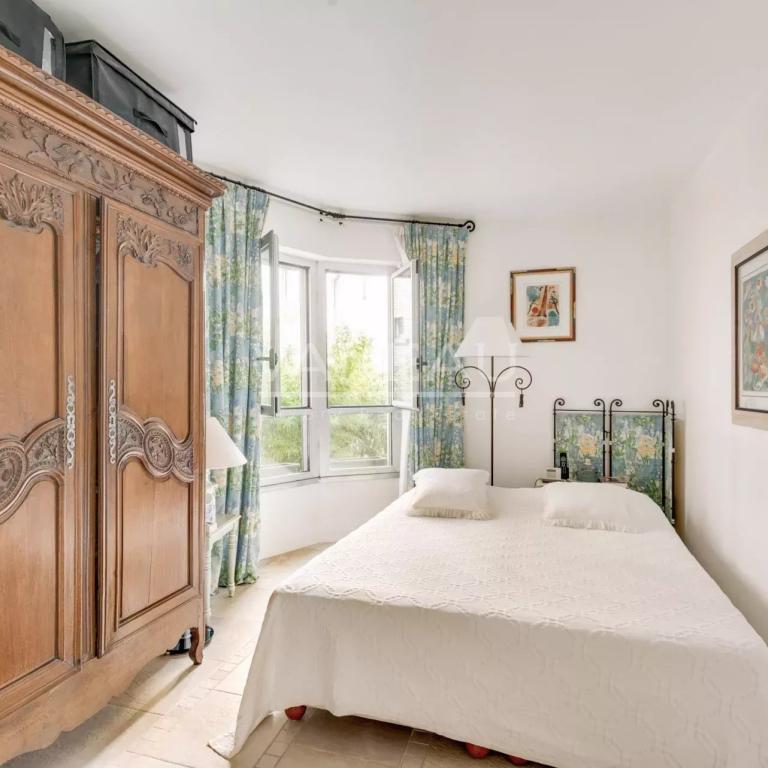 PARIS XVe - Square Necker appartement au calme