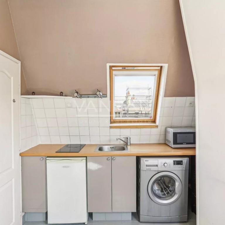 Paris VIIIe Rome/Batignolles Deux pièces Dernier étage