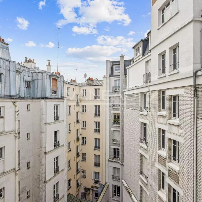 PARIS XVIIIe - Guy Moquet / rue Championnet - Studio lumineux et
