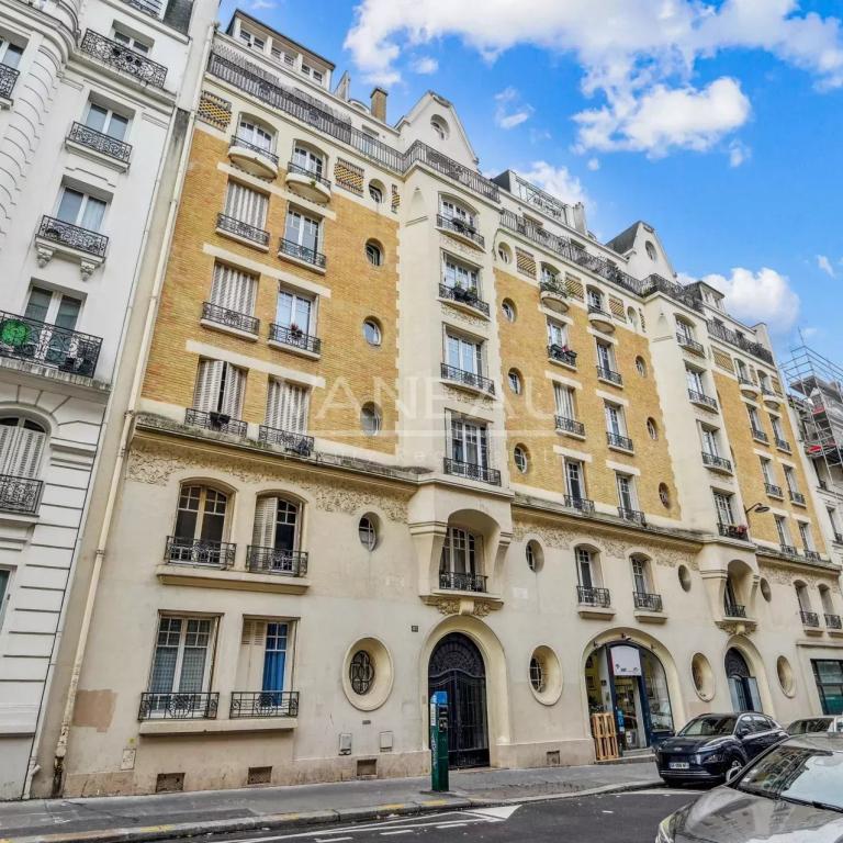 PARIS XVIIIe - Guy Moquet / rue Championnet - Studio lumineux et