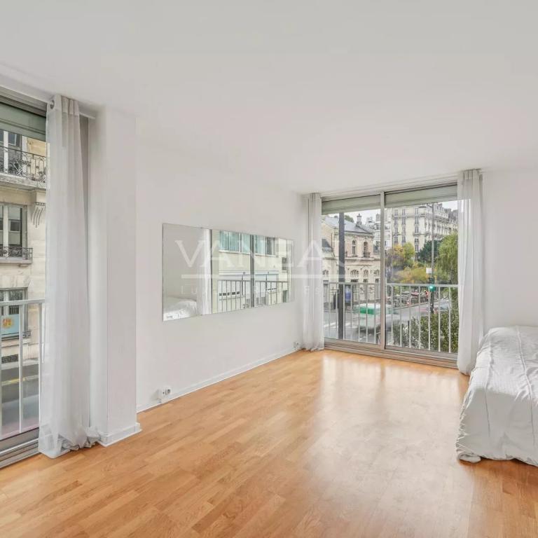 Paris XVIe - Passy - Boulainvilliers - Studio baigné de lumière.