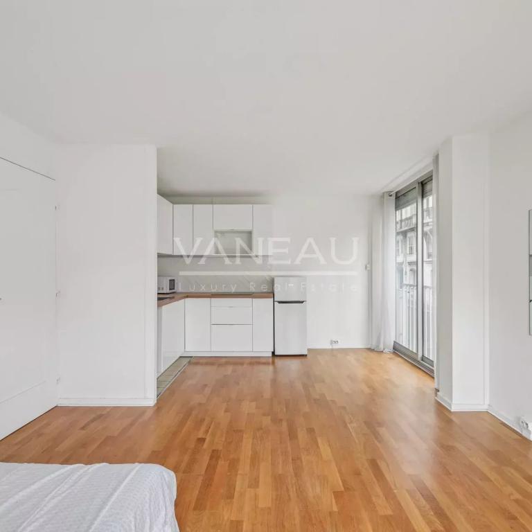 Paris XVIe - Passy - Boulainvilliers - Studio baigné de lumière.