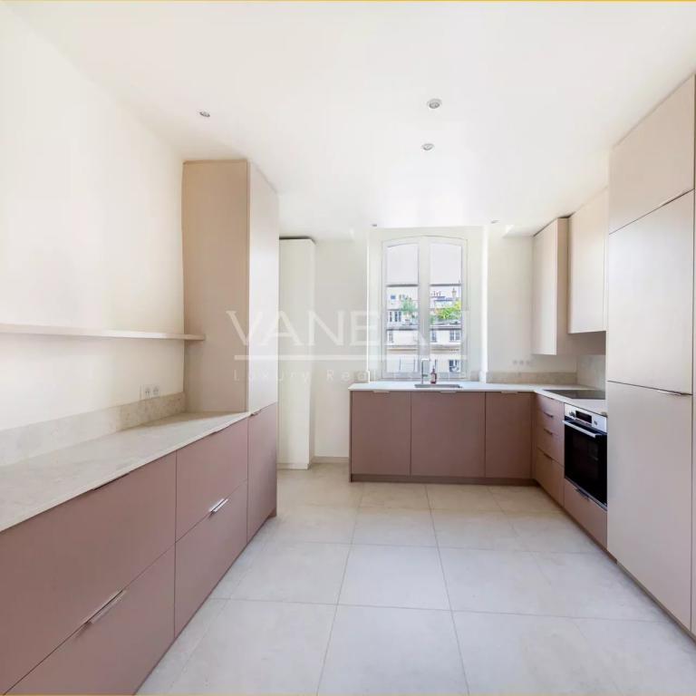 Paris  VII - Très bel  appartement entièrement rénové sur rue et