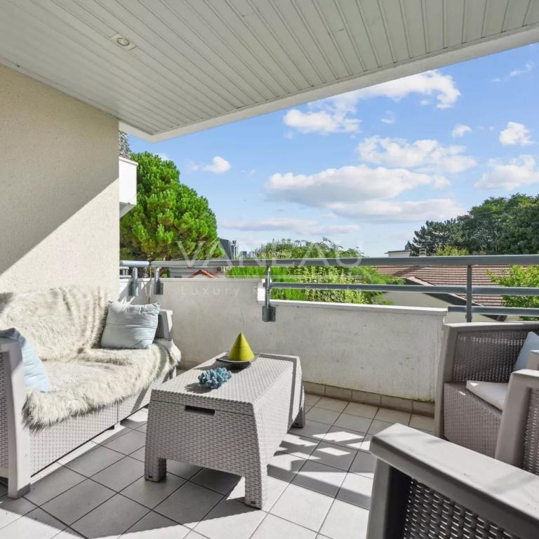 SURESNES - Appartement familial avec terrasse et balcon.