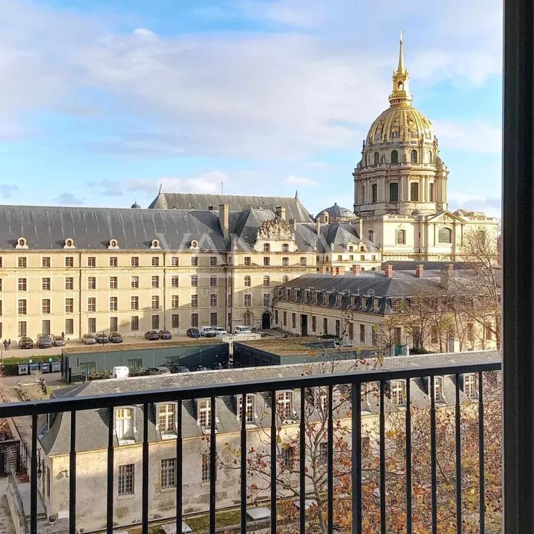 Paris XVII - STUDIO MEUBLE AVEC BALCON - TOUR MAUBOURG