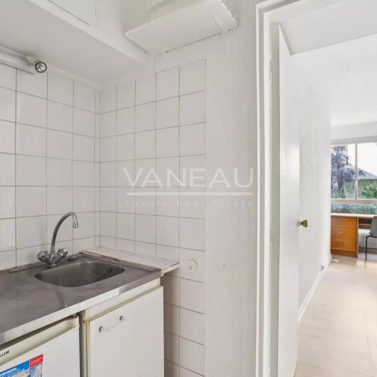 Paris XIVe – studette sur cour arborée