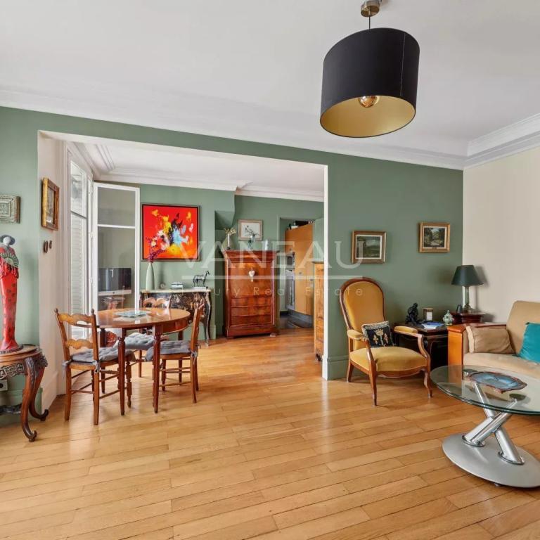 PARIS XVe : Cambronne / Champs de Mars - Appartement 2 /3 pièces