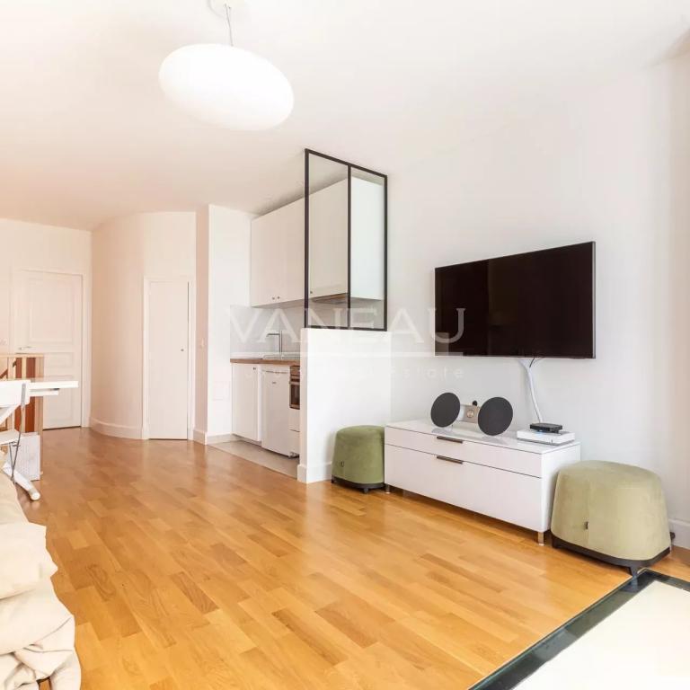 PARIS XVIe - VICTOR HUGO - Magnifique deux pièces au calme absol