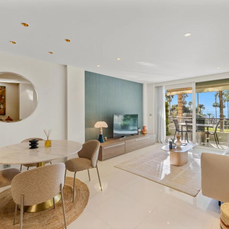 Appartement rénové 3 pièces vue mer à vendre - Cannes Croisette