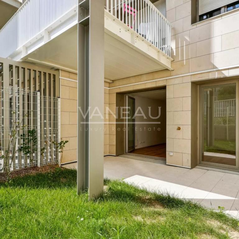 Issy-les-Moulineaux - Deux pièces rénové DPE D avec terrasse et 