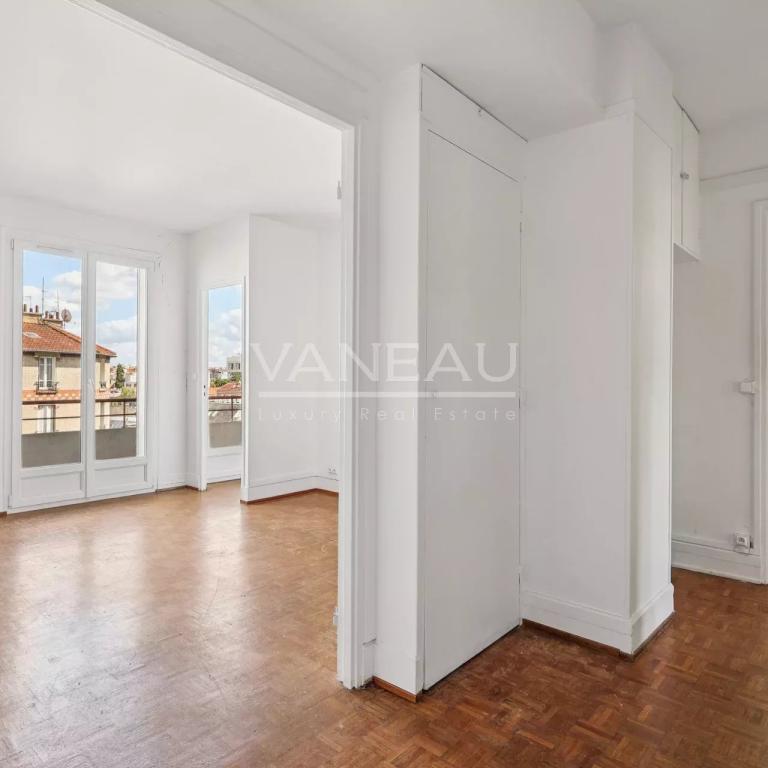 Dernier étage avec balcon et vue dégagée