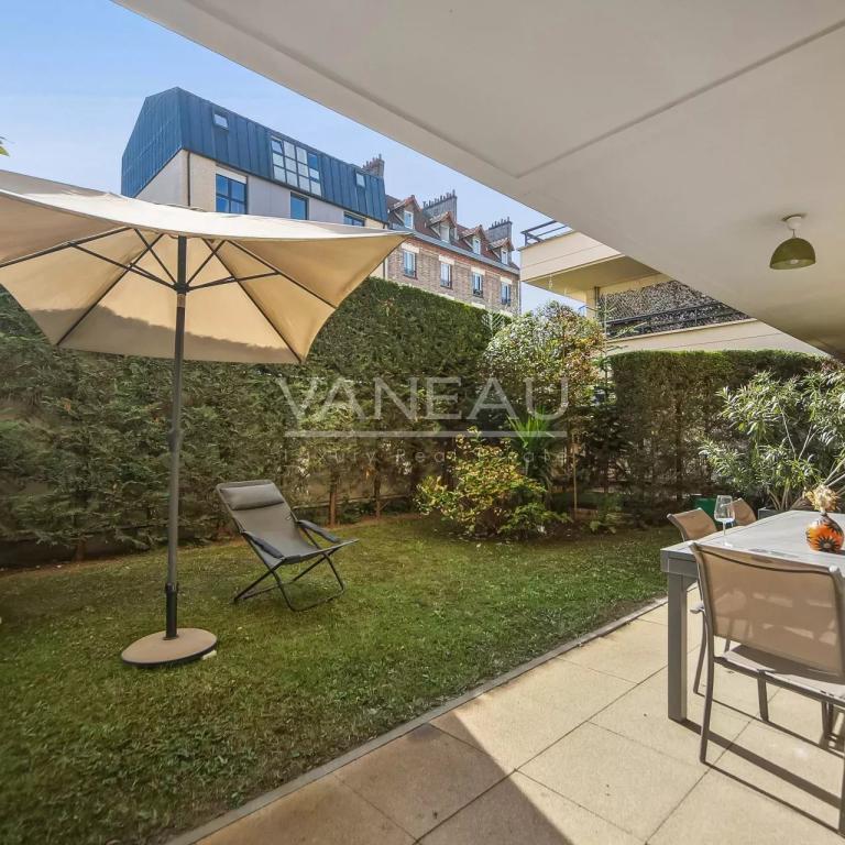 ISSY LES MOULINEAUX - 2 PIECES DE CHARME AVEC JARDIN