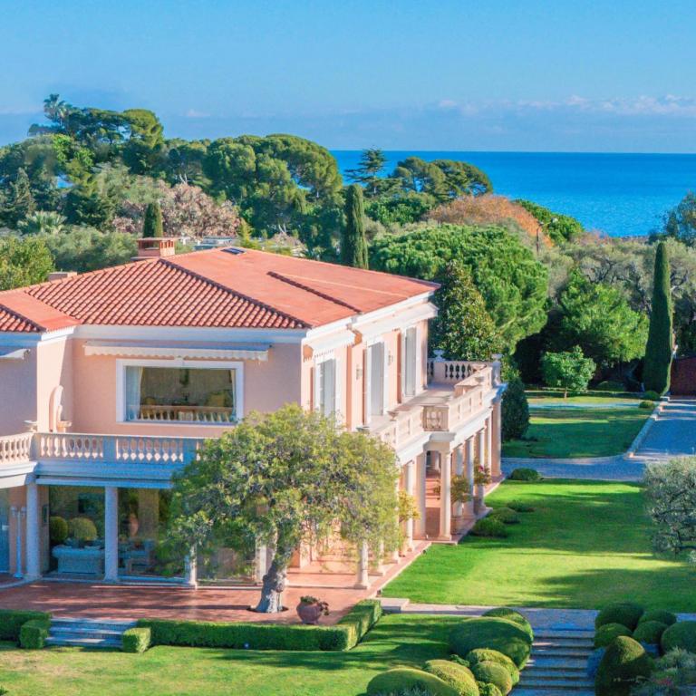 CAP D'ANTIBES - VILLA BELLA VISTA À VENDRE
