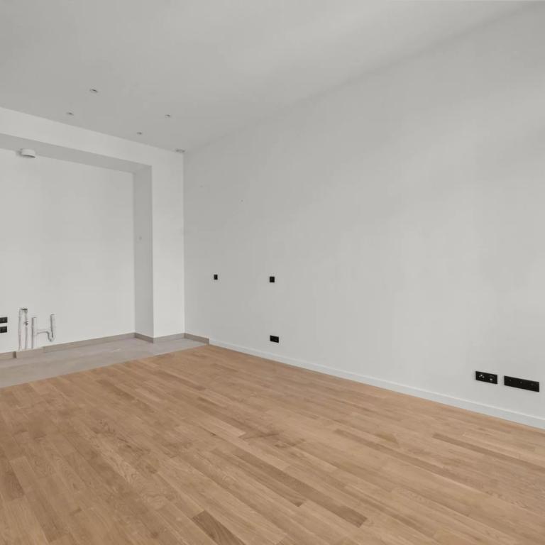 Cannes Banane : Appartement 3 pièces  dans un immeuble entièreme