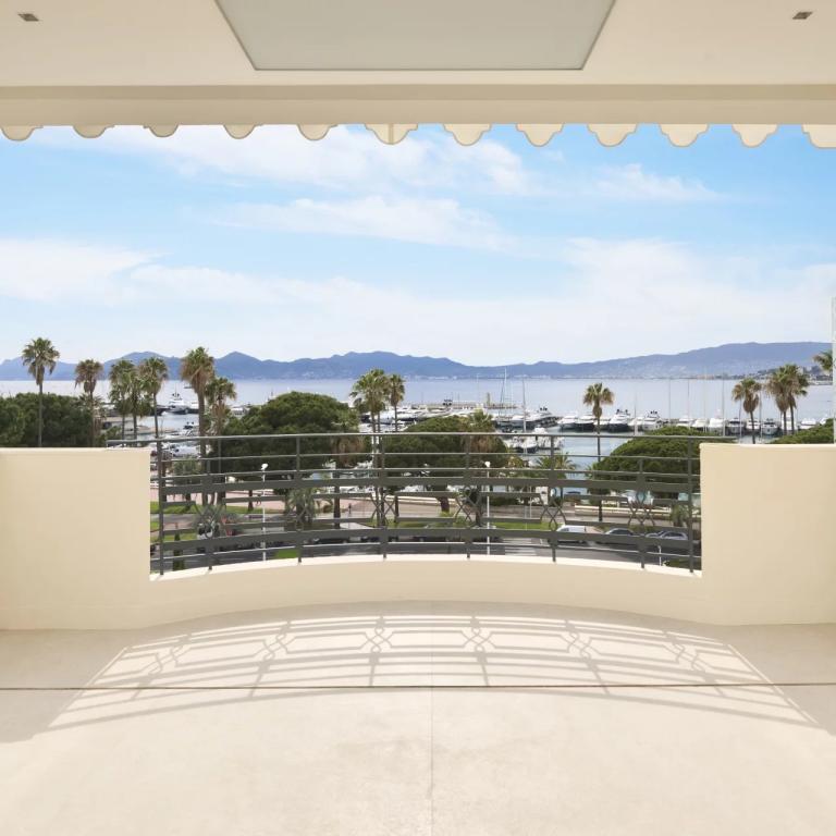 Cannes Croisette dernier étage