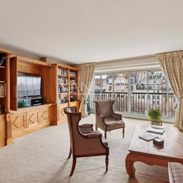 Paris VIIe - Breteuil Invalides - Etage élevé avec vue dégagée