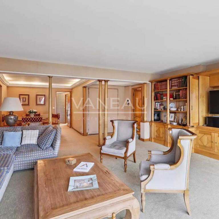 Paris VIIe - Breteuil Invalides - Etage élevé avec vue dégagée