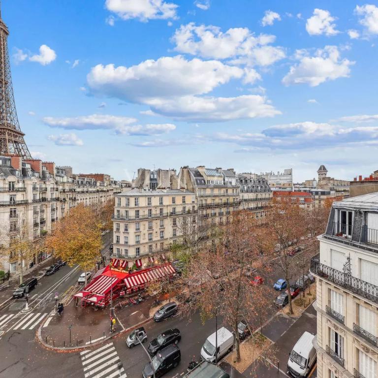 Paris VIIe - Saint Dominique - Etage élevé vue Tour Eiffel