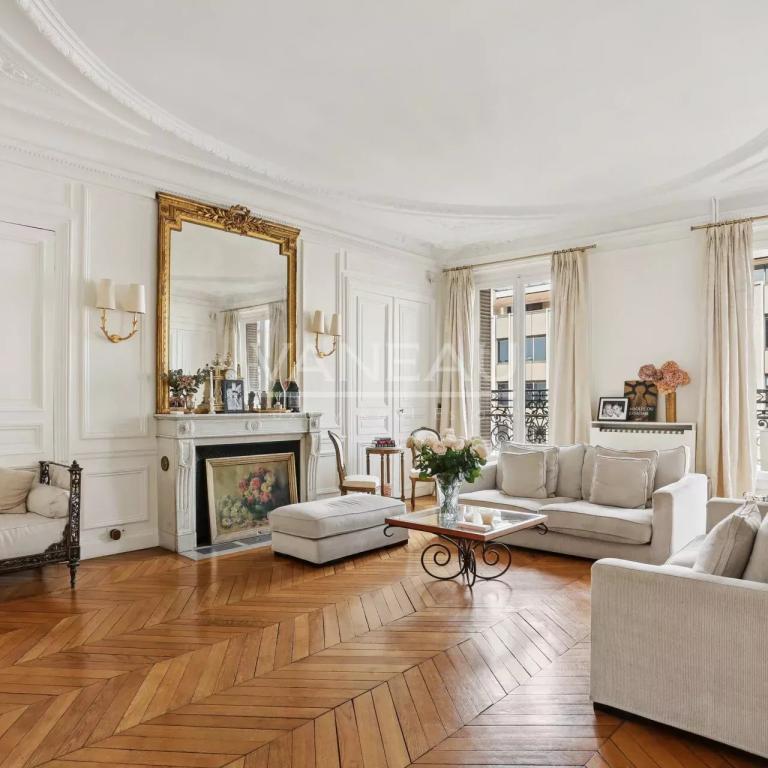 Paris VIIIe - A proximité du parc Monceau et de l’Etoile.