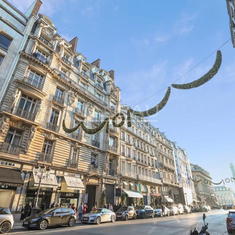 Paris IIème - Place Vendôme - Rare à la vente.