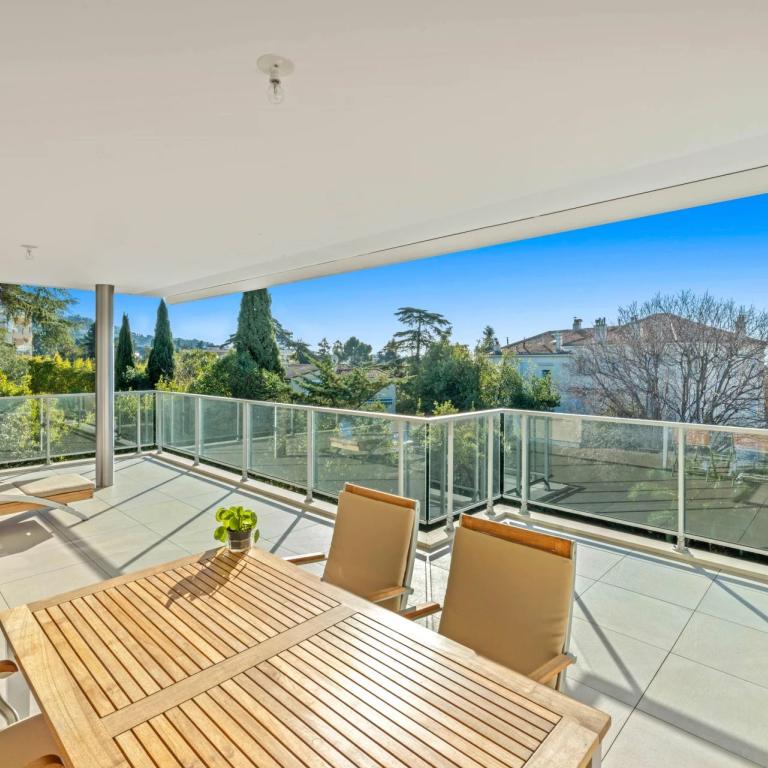 Cannes Montrose : Appartement en dernier étage, avec vue mer à v