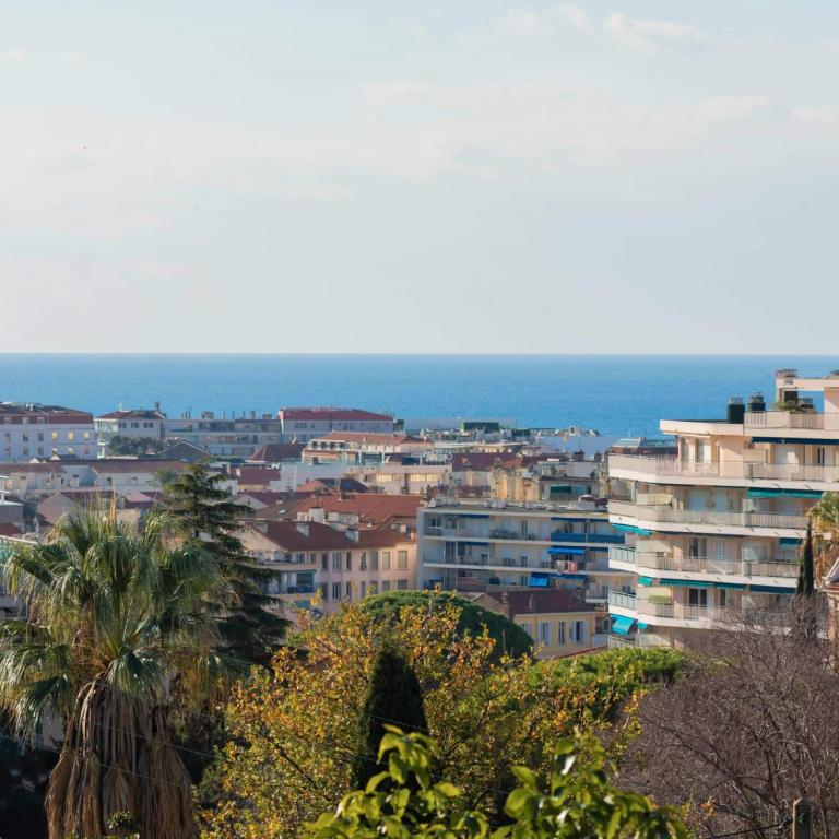 Cannes Montrose : Appartement en dernier étage, avec vue mer à v