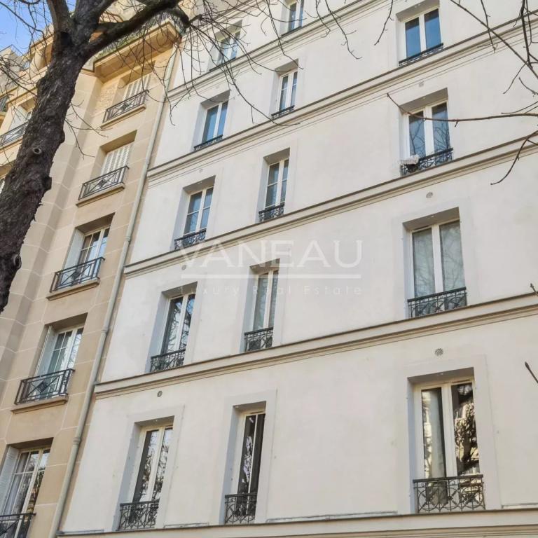 PARIS XVème Nord – Place du commerce 2/3 pièces – Vue dégagée to