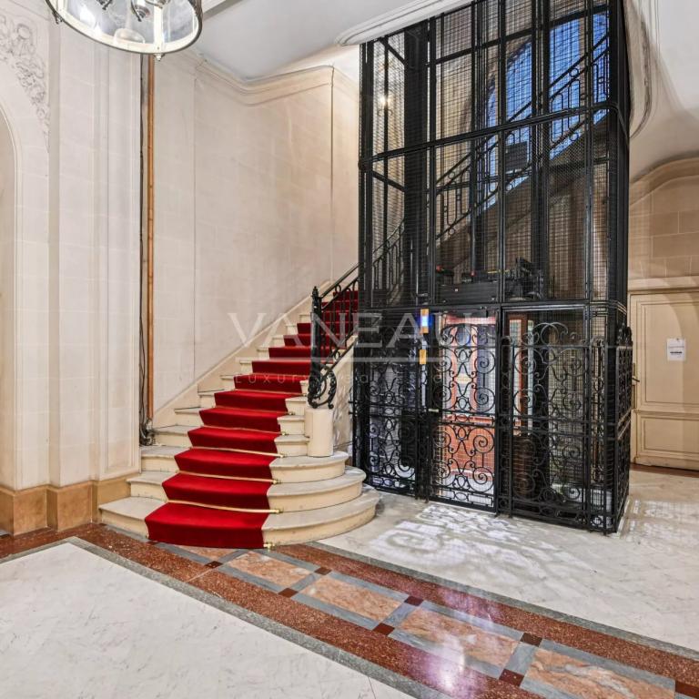 Paris IIème - Place Vendôme - Rare à la vente.