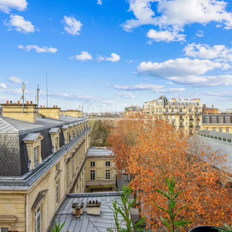 PARIS IIIe - Bretagne - Dernier étage calme et ensoleillé avec v