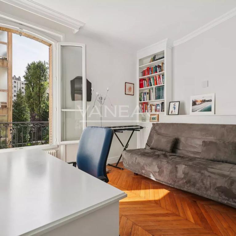 PARIS XVIe - Beau familial - Quatre chambres sur jardin.