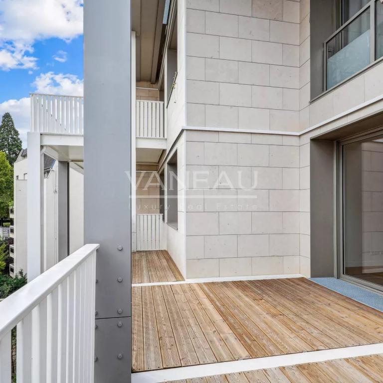 Issy-les-Moulineaux - Trois pièces rénové avec large balcon