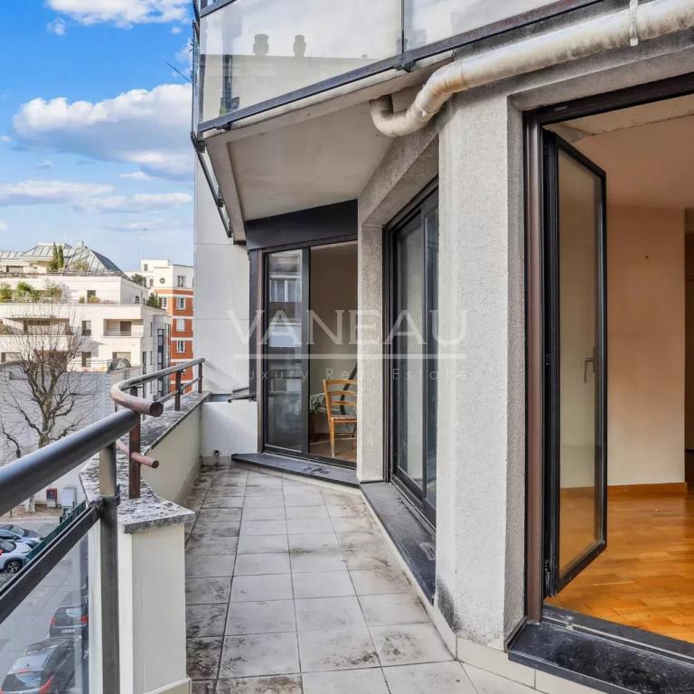 Boulogne  - Trois pièces avec balcon terrasse sur rue calme