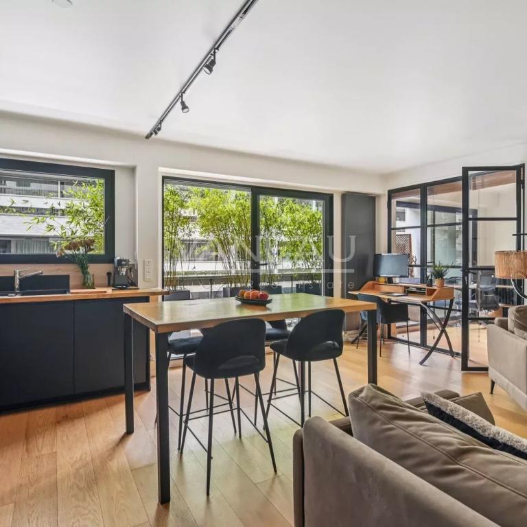 PARIS VIIe - Rue Clerc - Etage élevé avec balcon terrasse.