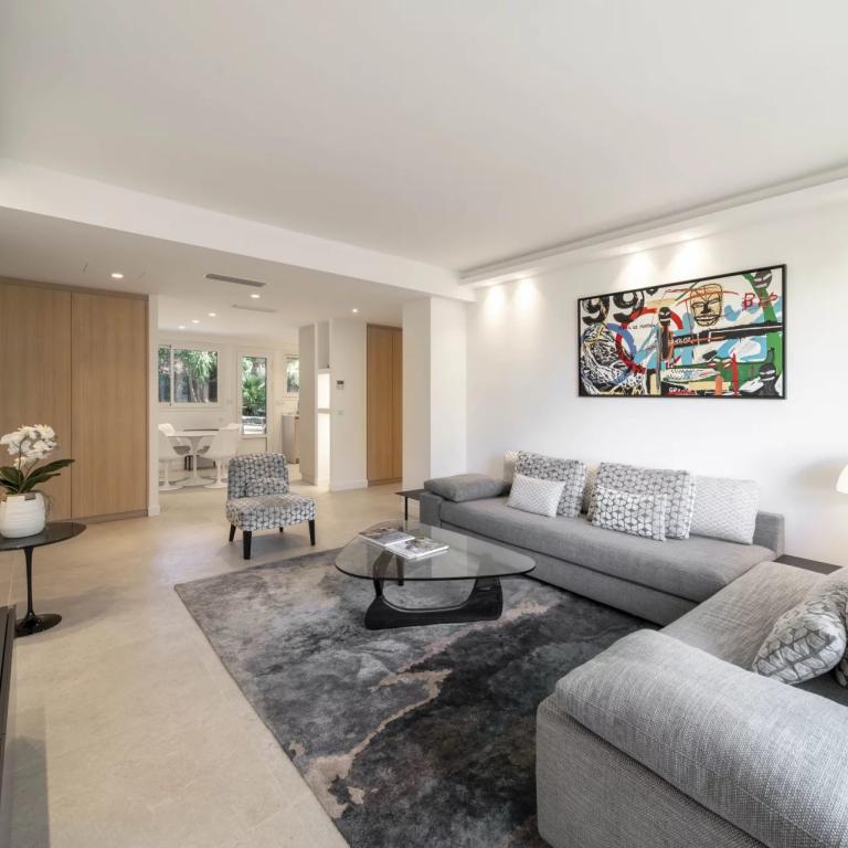 Appartement 3 pièces entièrement rénové à vendre - Cannes Montro