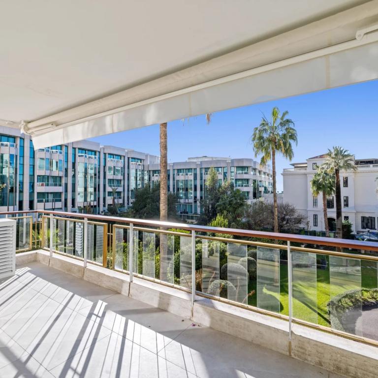 Appartement 3 pièces entièrement rénové à vendre Croisette vue m