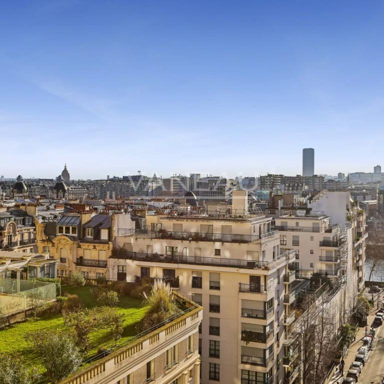 Paris XVIe - Passy - Vue panoramique et balcon.
