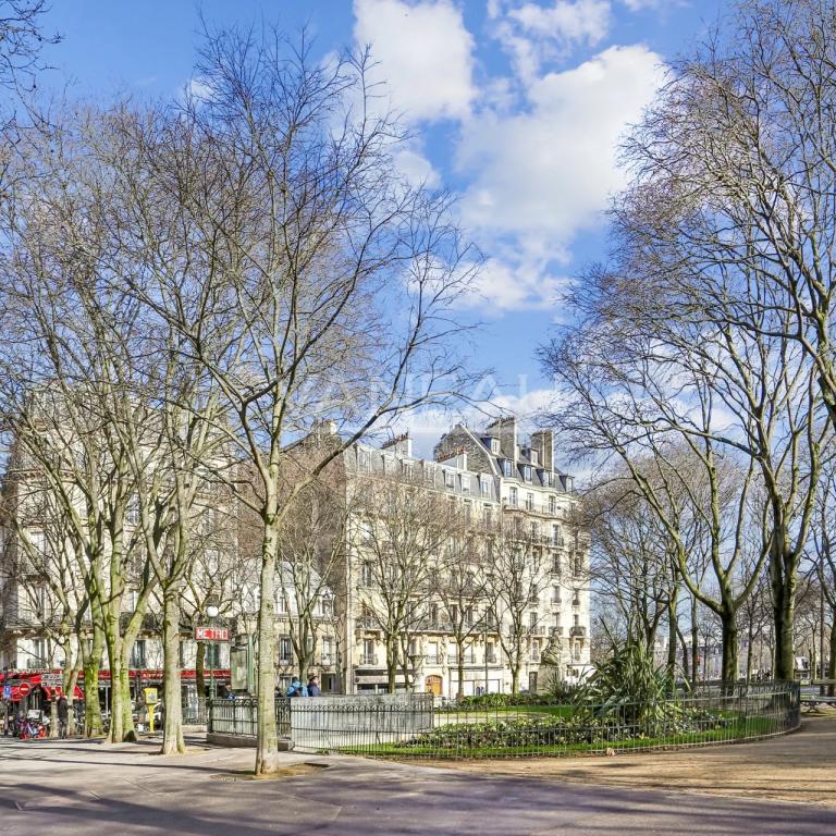 PARIS VIIe - LA TOUR MAUBOURG - PROCHE RUE CLER