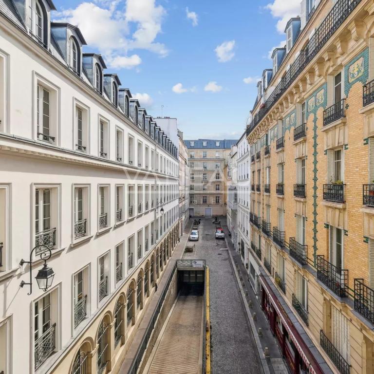 Paris IXe - Un écrin lumineux rénové en 2025 - DPE D -