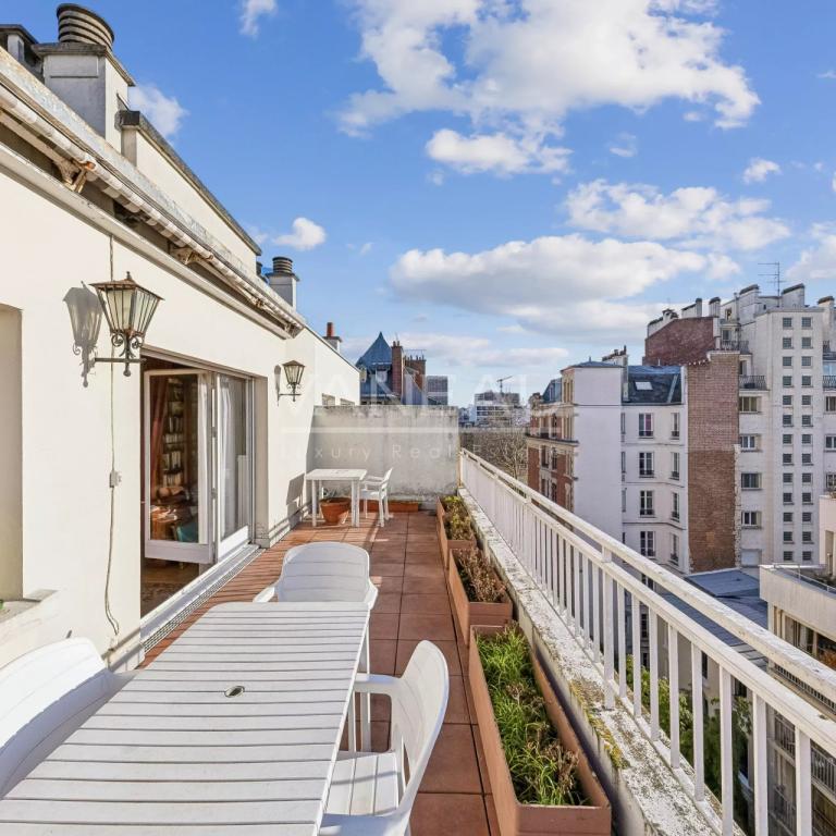 Paris XVIème - Dernier étage avec terrasse