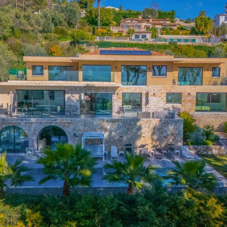 Mougins : Villa contemporaine d’exception avec vue mer panoramiq