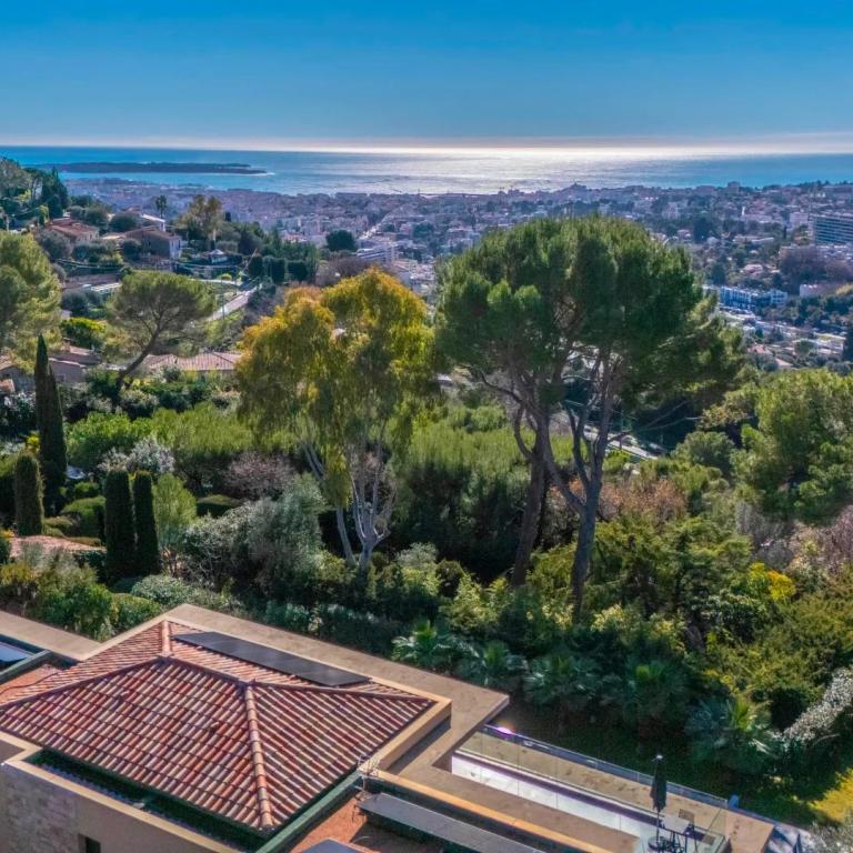 Mougins : Villa contemporaine d’exception avec vue mer panoramiq