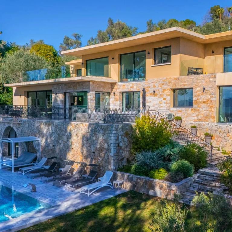 Mougins : Villa contemporaine d’exception avec vue mer panoramiq