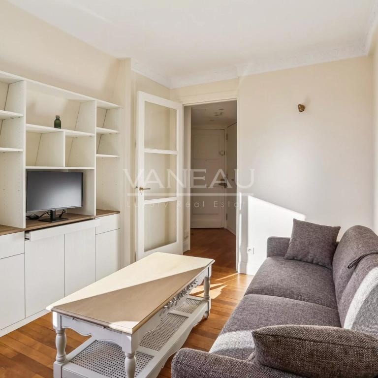 PARIS VIIe - LA TOUR MAUBOURG - PROCHE RUE CLER