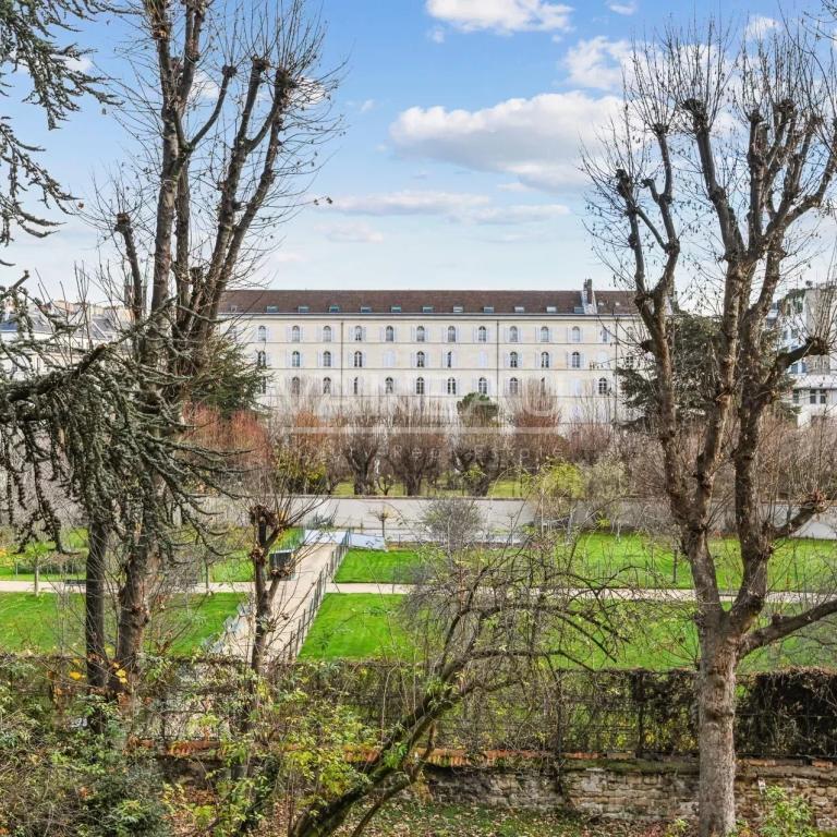 Paris VIIème - VUES JARDINS - 3/4 chambres